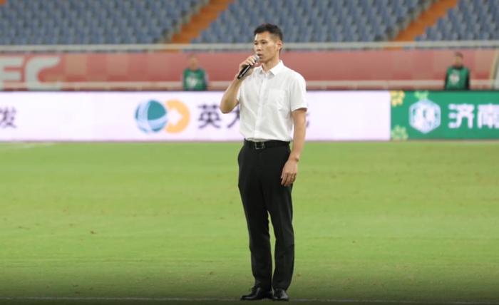 开云-不止于足球！奥运冠军张成龙现身鲁京对决，领唱国歌