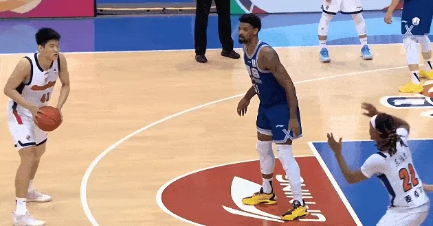 开云体育入口-麦考尔卡位要球被吹进攻犯规，加时赛2次进攻犯规5犯离场